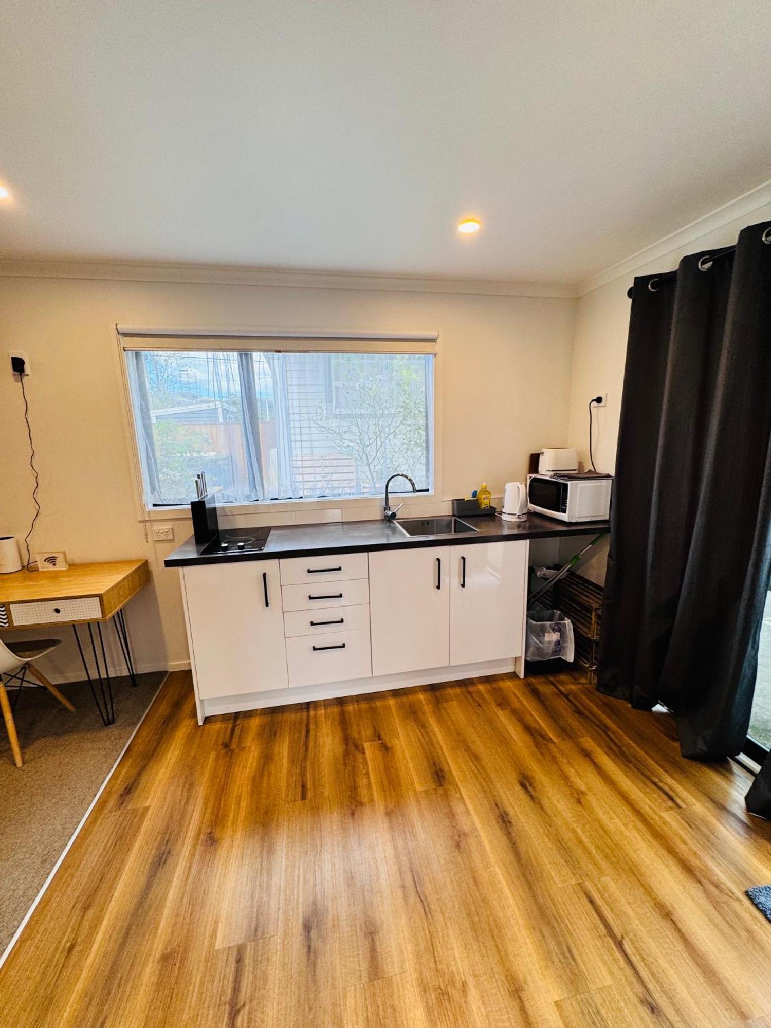 Modern 1 Bedroom Guest House アッパー・ハット エクステリア 写真