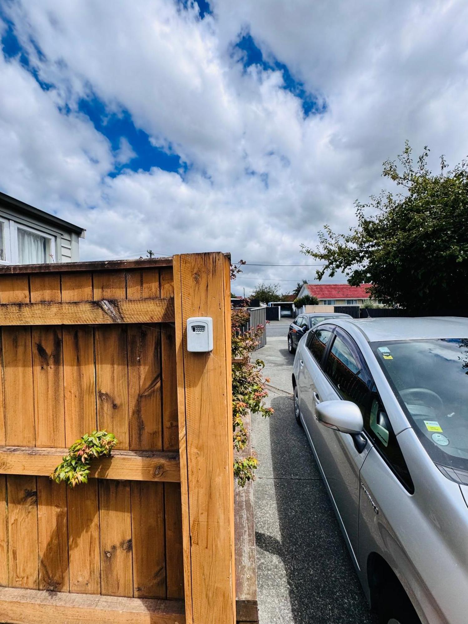 Modern 1 Bedroom Guest House アッパー・ハット エクステリア 写真