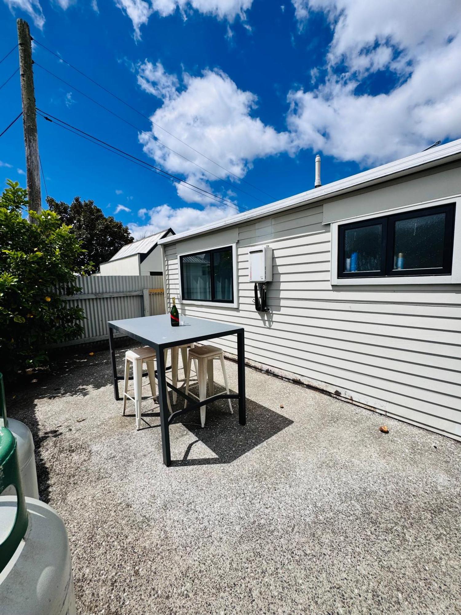 Modern 1 Bedroom Guest House アッパー・ハット エクステリア 写真